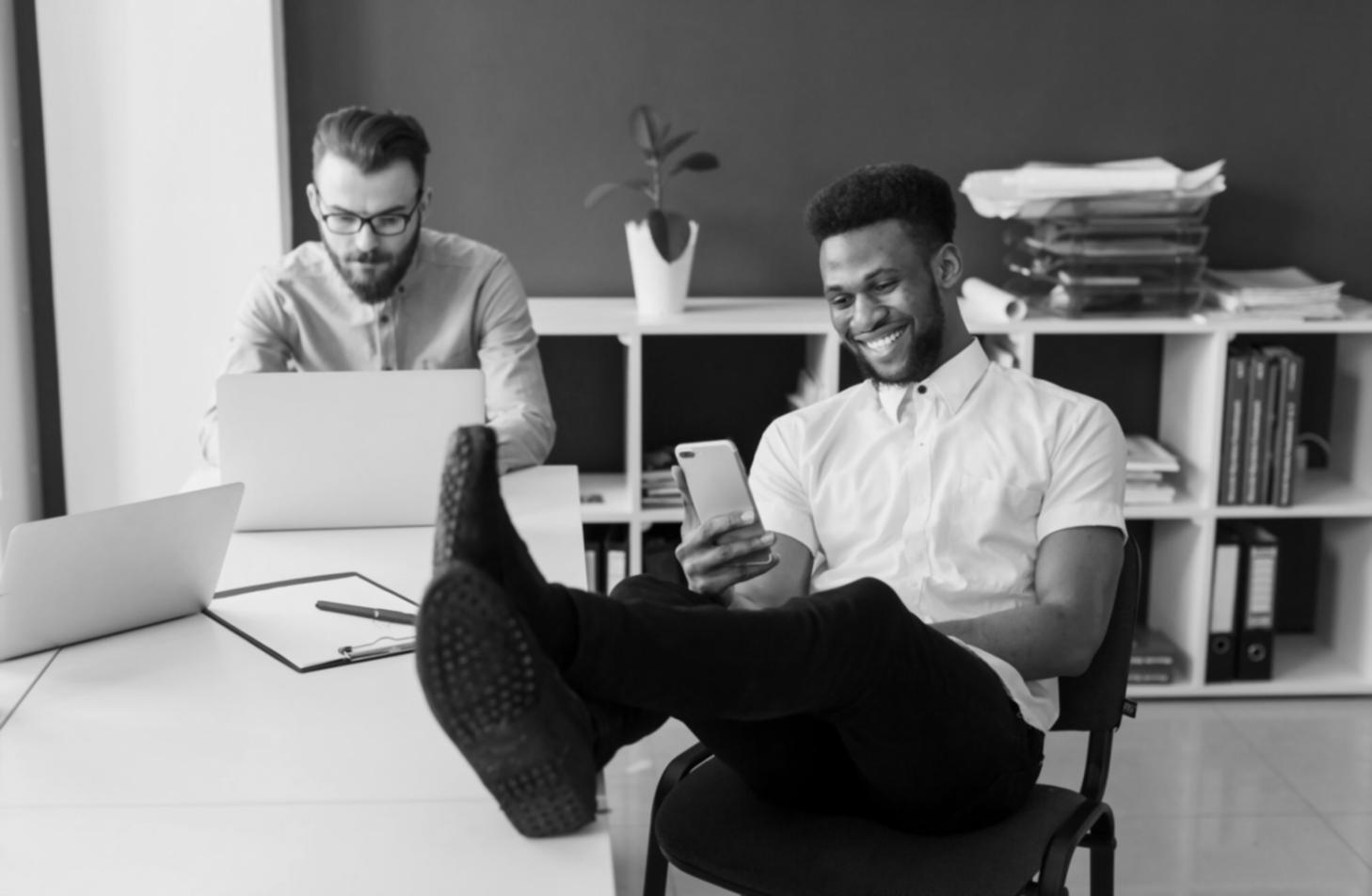Estudiante utilizando herramientas digitales de planificación financiera